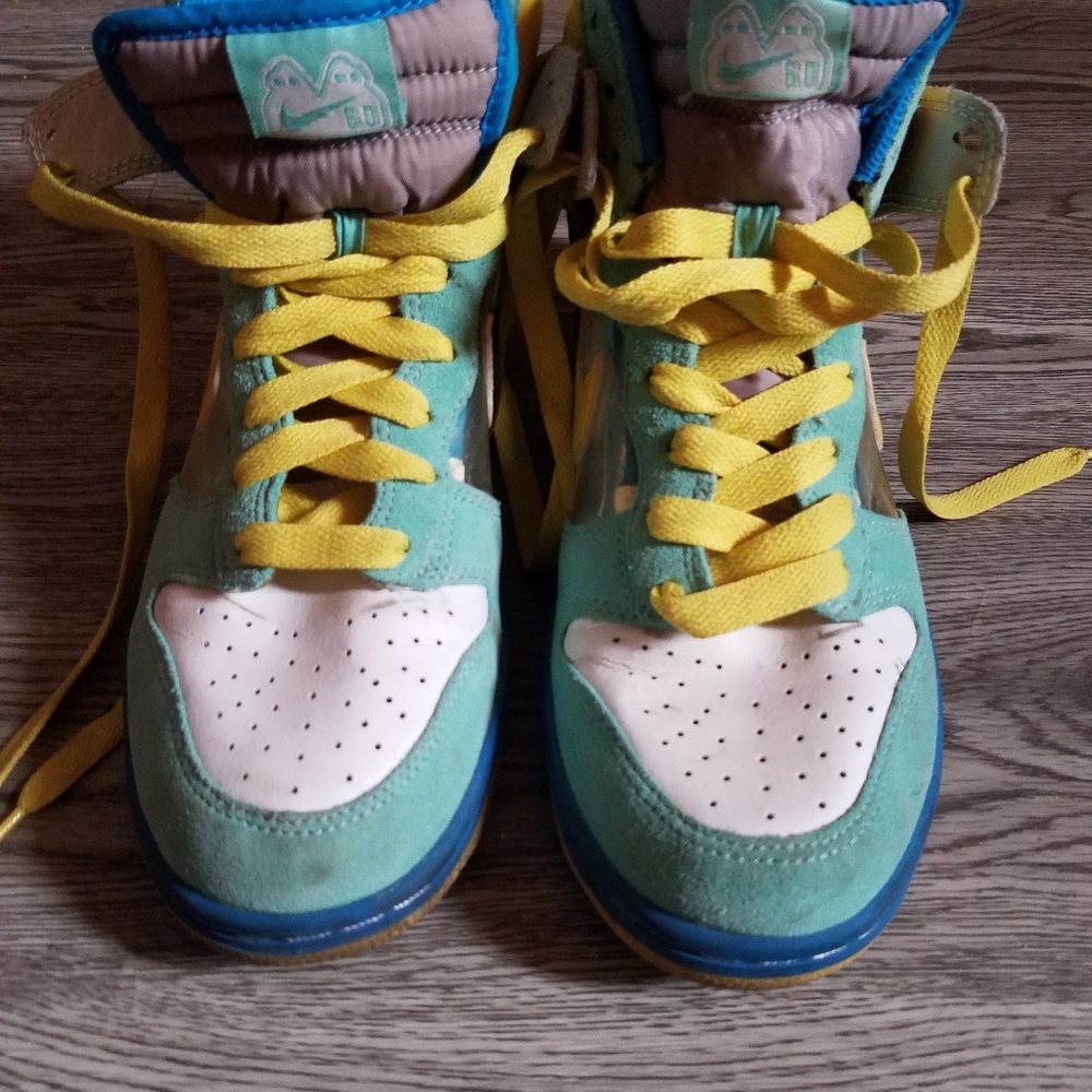 8.5 men's Nike athletic shoes